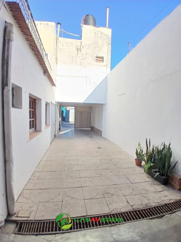 EN VENTA GALPON CON CASA. APTA CREDITO HIPOTECARIO EN ZONA MACROCENTRO