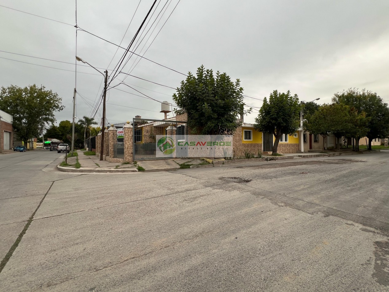 VENTA IMPORTANTE CASA EN ESQUINA SOBRE AVENIDA - ZONA SUR
