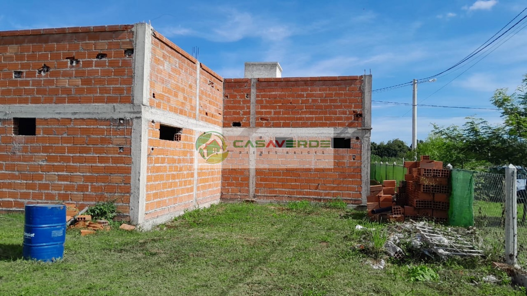 VENTA HERMOSA PROPIEDAD EN ESQUINA CON GRAN CONSTRUCCION DE 280 Mts2 EN EL BARRIO PRIVADO LOS OLMOS.
