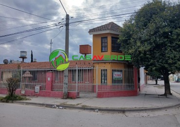 CASA EN VENTA SOBRE ESQUINA - BARRIO SANTA CECILIA - ZONA SURESTE