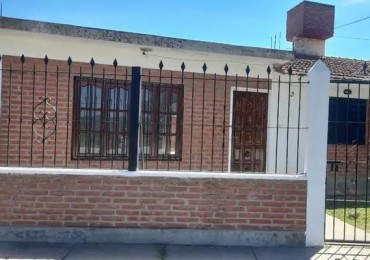 EN ALQUILER CASA EN B° LAPACHOS EN ESQUINA - ZONA SUR
